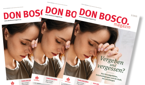 Drei Don Bosco Magazine liegen als Fächer aufeinander. Auf der Titelseite ist eine Junge Frau zu sehen, die Finger vor dem Gesicht verschränkt.